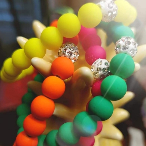 Set of 4 neon ✨️ stretch bracelets with silver sparkle beads. - Picture 2 of 4